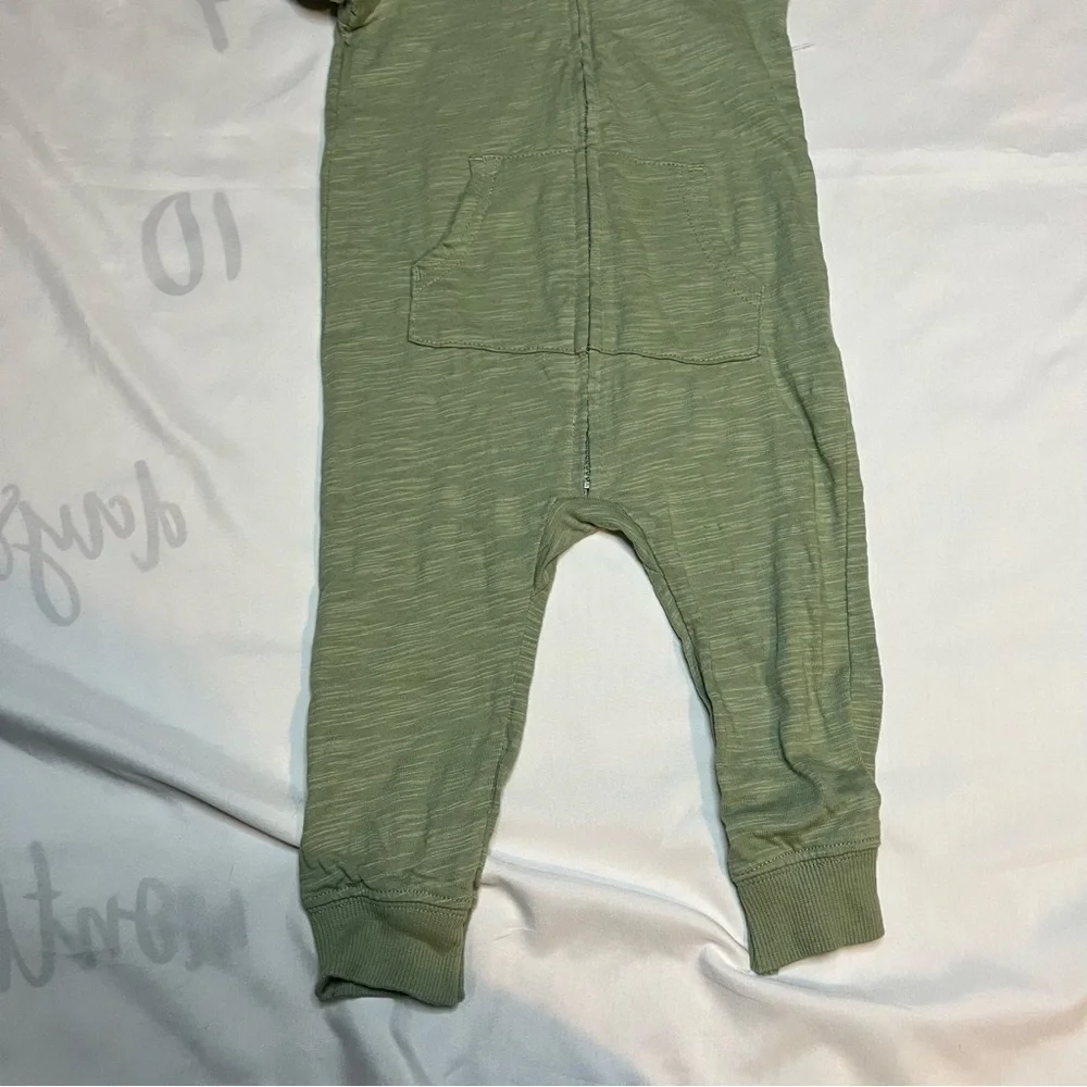 Carter’s Green Short Sleeve Dinosaur Jumpsuit in Size 9 Months